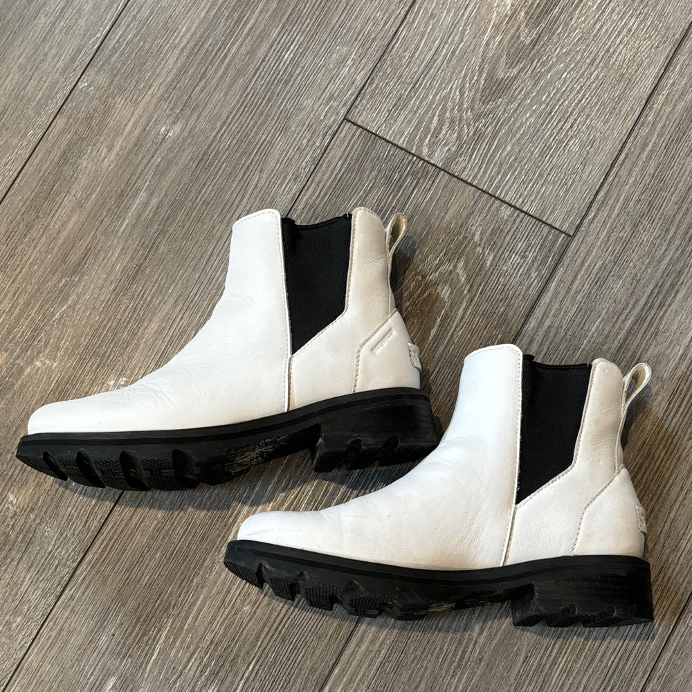 Sorel White and Black Ankle Boots